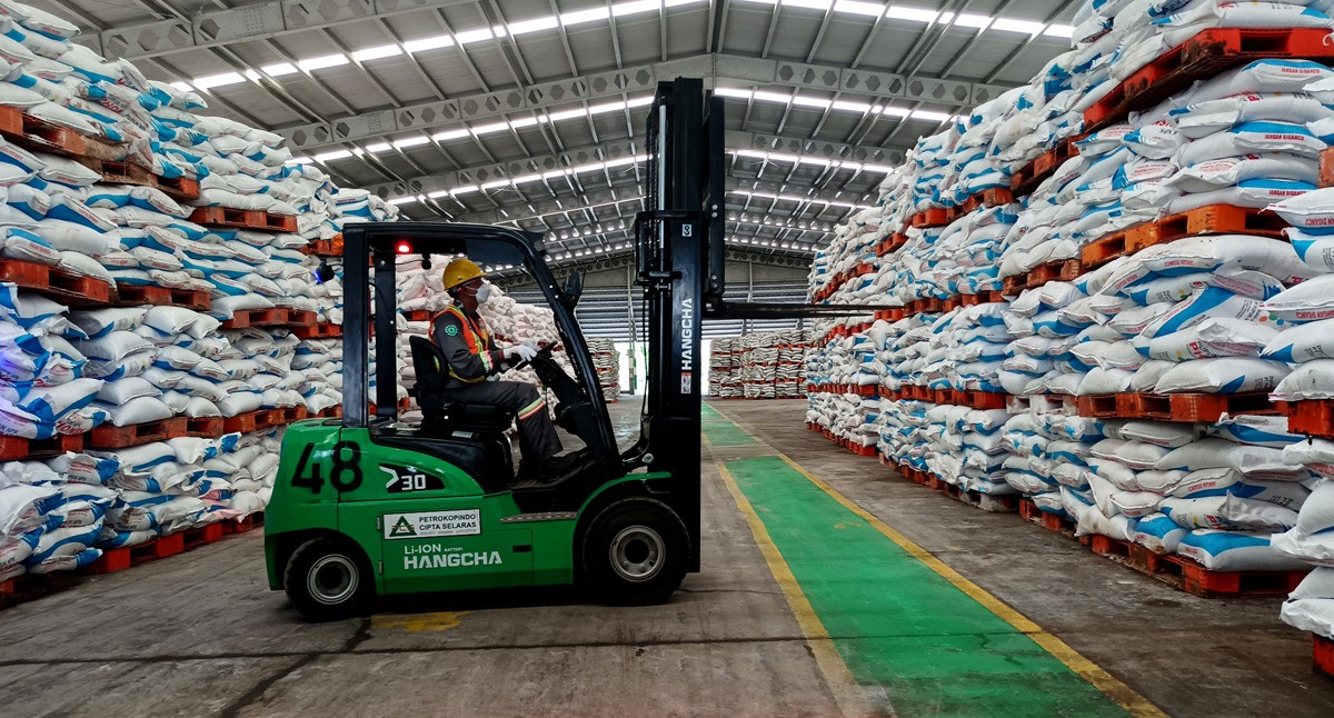 Aktivitas di pergudangan PT Petrokimia Gresik (foto: Sahlul Fahmi/jatimnow.com)