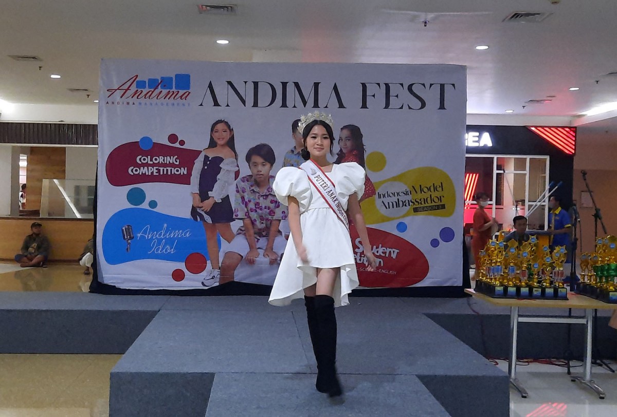 Putri Anak Indonesia Budaya Karina Aliya Afandi saat menilai para peserta (Foto-foto: Achmad Supriyadi/jatimnow.com)