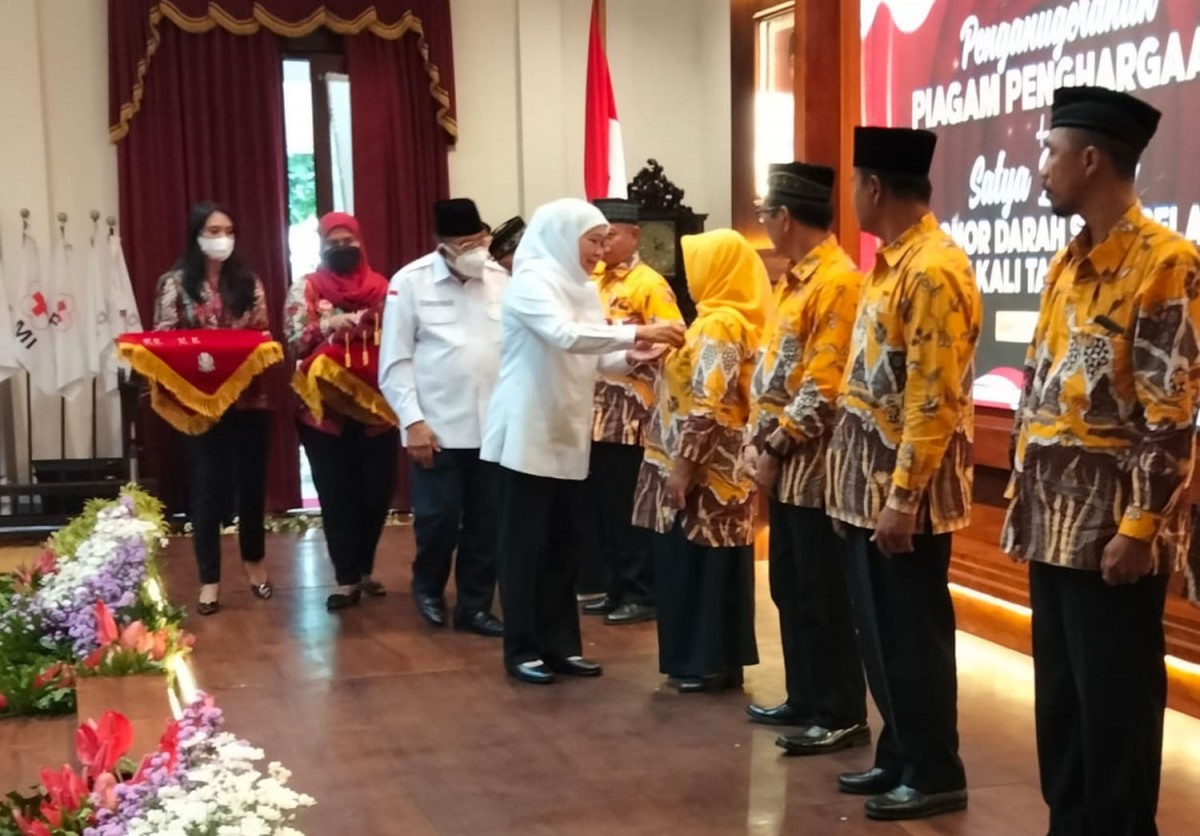 Gubernur Jatim Khofifah Indar Parawansa saat menyematkan lencana Donor Darah Sukarela (DDS) kepada 500 lebih sukarelawan pendonor darah di Gedung Negara Grahadi (Foto: Ni'am Kurniawan/jatimnow.com)