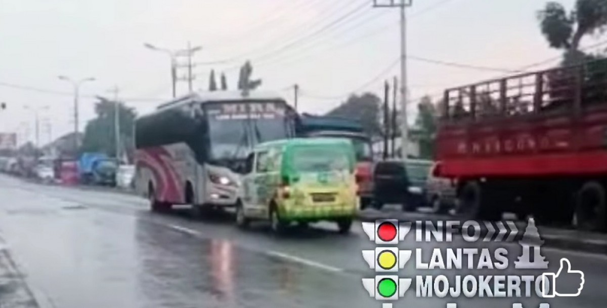Mobil Granmax mengadang Bus Mira yang melawan arus. (Foto: Tangkapan layar video viral)