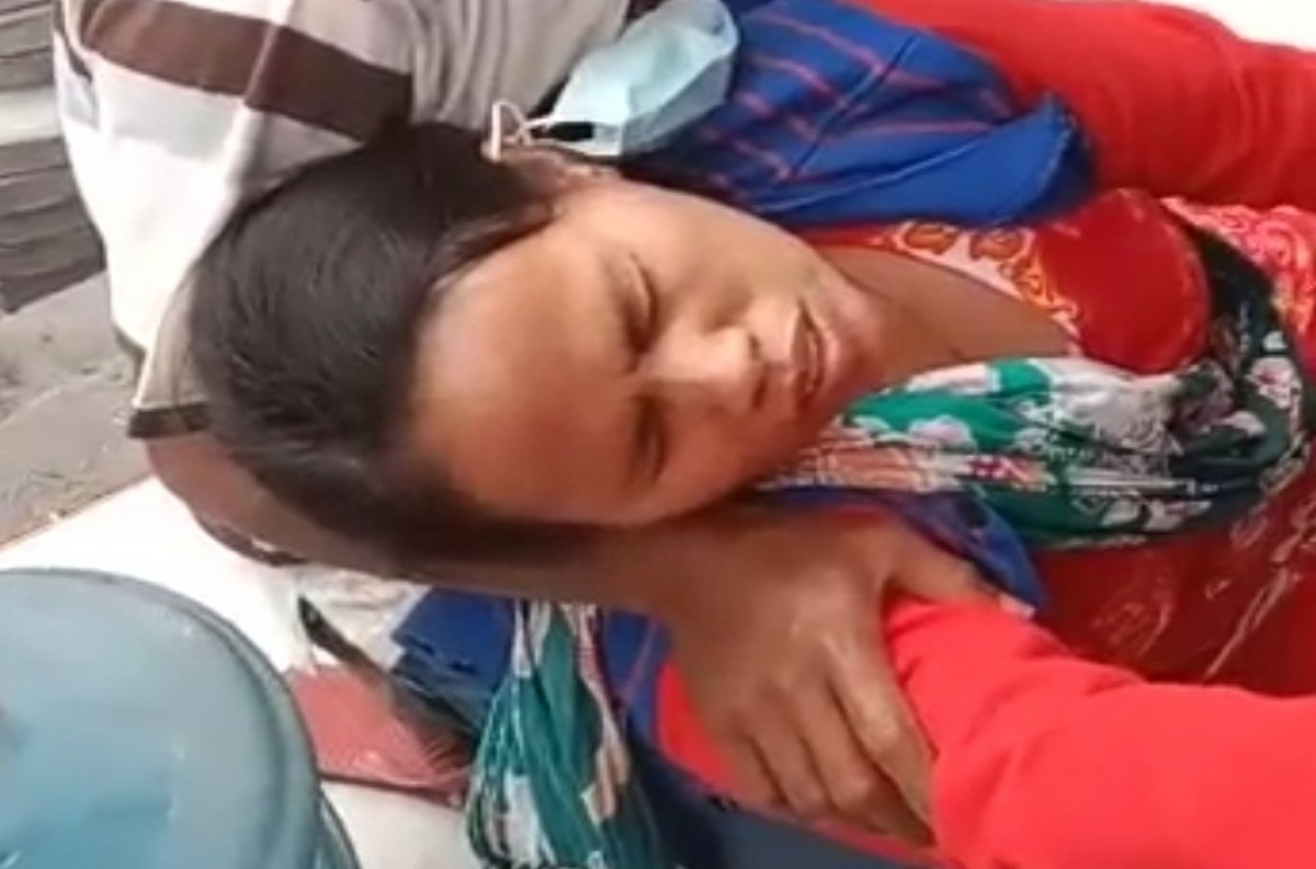 Tangkapan layar seorang pengungsi wanita di Kantor Kecamatan Candipuro, yang tengah kesurupan. (Foto: Nur Kholis for jatimnow.com)