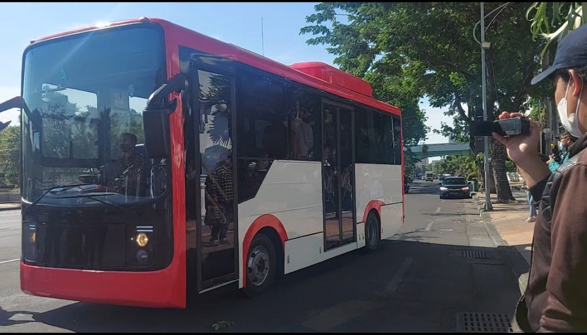 Bus Listrik saat mendarat di kantor Gubernur Jatim jalan Pahlawan, Surabaya (Dok Ni'am Kurniawan/jatimnow.com)