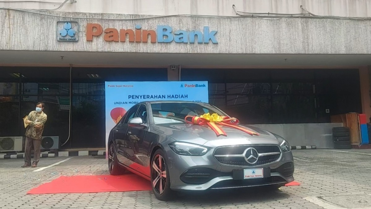 Soewignjo saat menerima Mercedes-Benz The All New C 200 di Kantor Panin Bank KCP Surabaya, Jalan Tunjungan (Dok Ni'am Kurniawan/jatimnow.com)