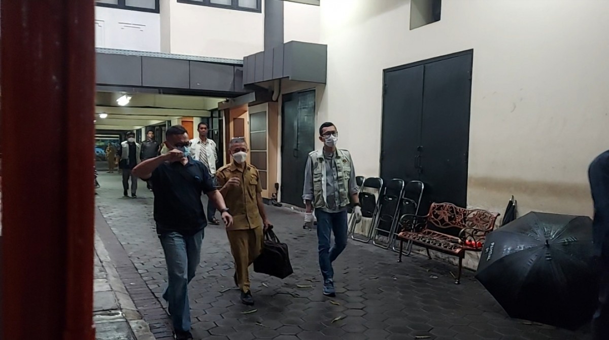 Petiugas KPK usai memeriksa Kasubag Risalah Sekretariat DPRD Jatim (Sekwan), Afif. (foto: Ni'am Kurniawan/jatimnow.com)