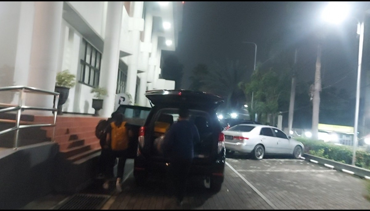 KPK Bawa 4 Koper dari Gedung DPRD Jatim