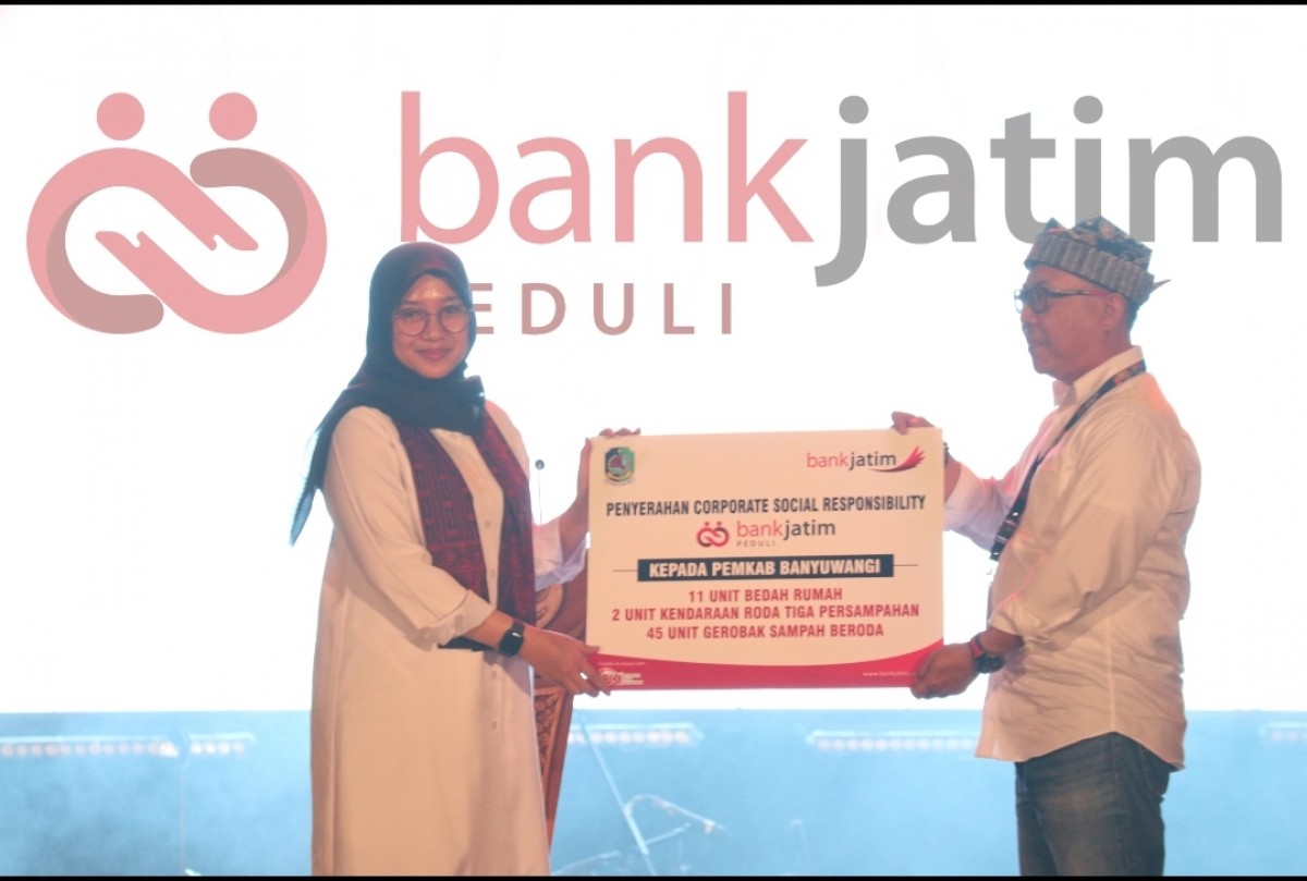 Penyaluran CSR bankjatim Peduli kepada Pemkab Banyuwangi (Foto: Humas bankjatim for jatimnow.com)