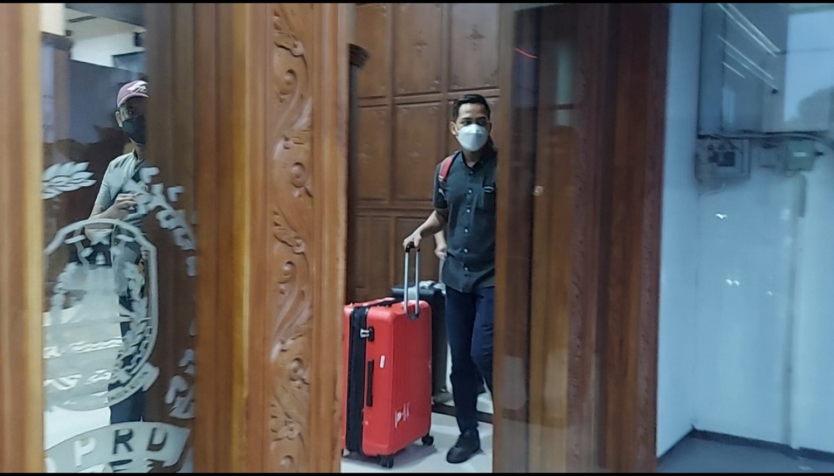 Penyidik KPK saat membawa koper dari Gedung DPRD Jatim, Selasa (20/12/2022) - (Foto-foto: Ni'am Kurniawan/jatimnow.com)