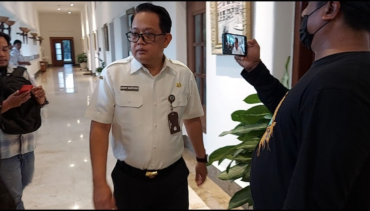 Sekdaprov Jatim, Adhy Karyono saat menjelaskan pemeriksaan KPK di kompleks Kantor Gubernur Jatim. (foto: Ni'am Kurniawan/jatimnow.com)