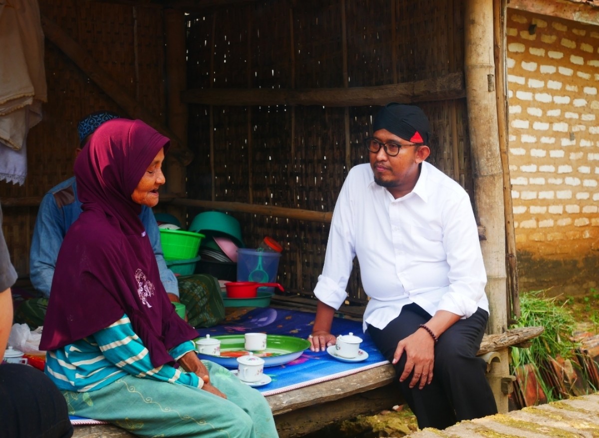 Bupati Sumenep Achmad Fauzi saat menghampiri keluarga Yani di rumahnya. (foto: Mukit for jatimnow.com)