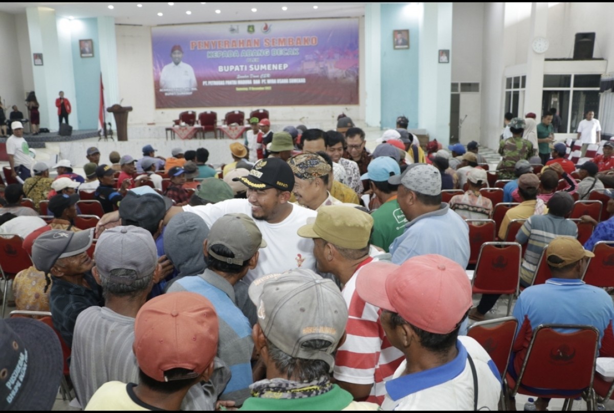Ahmad Fauzi bersama warga Sumenep (Foto: dok. jatimnow.com)