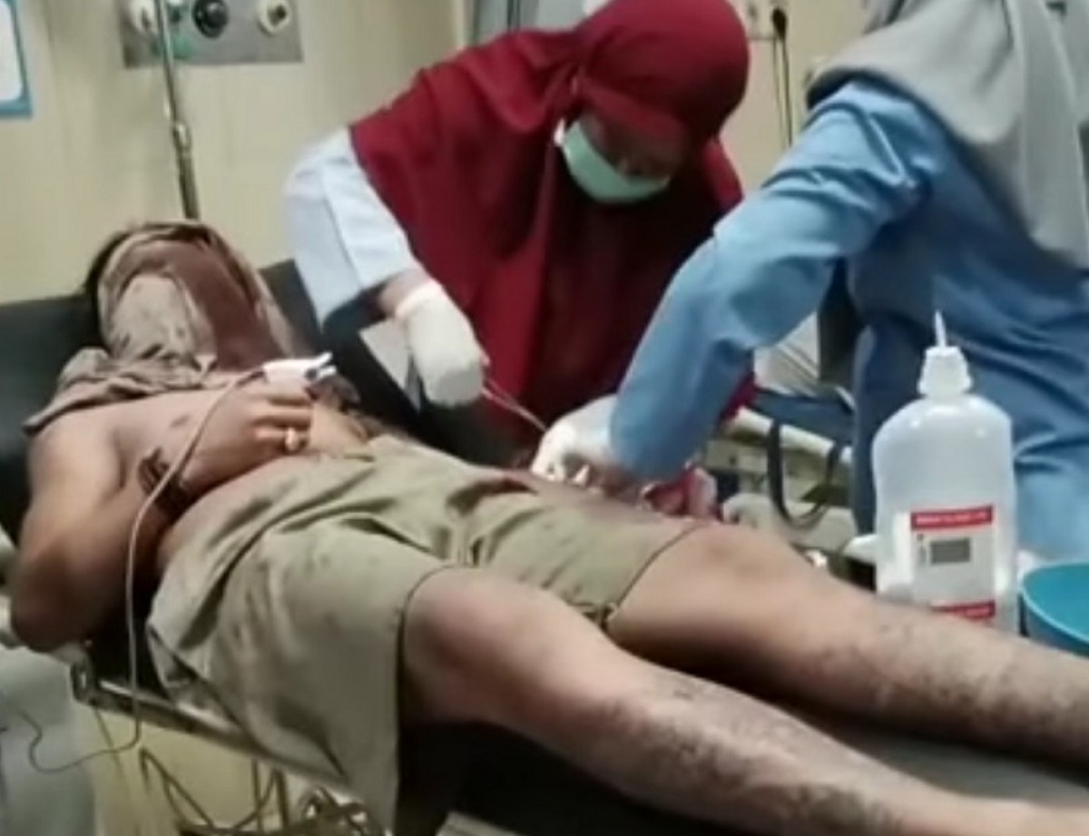 Tangkapan layar dari video saat korban mendapat penanganan di rumah sakit.