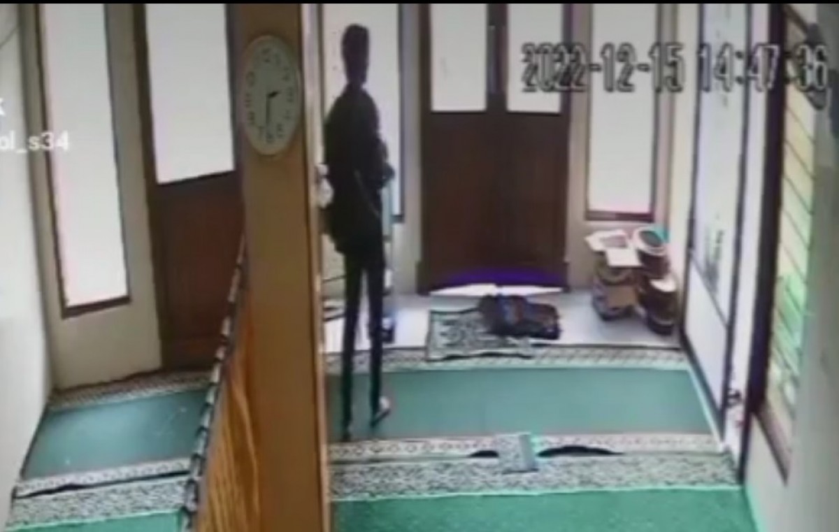Pelaku beraksi membobol kotak amal. (Foto-foto: tangkapan layar CCTV)