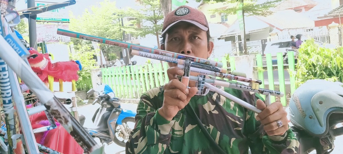 Senapan tiup berbahan kalender bekas yang dijual Mohammad Amin. (Foto: Elok Aprianto/jatimnow.com)