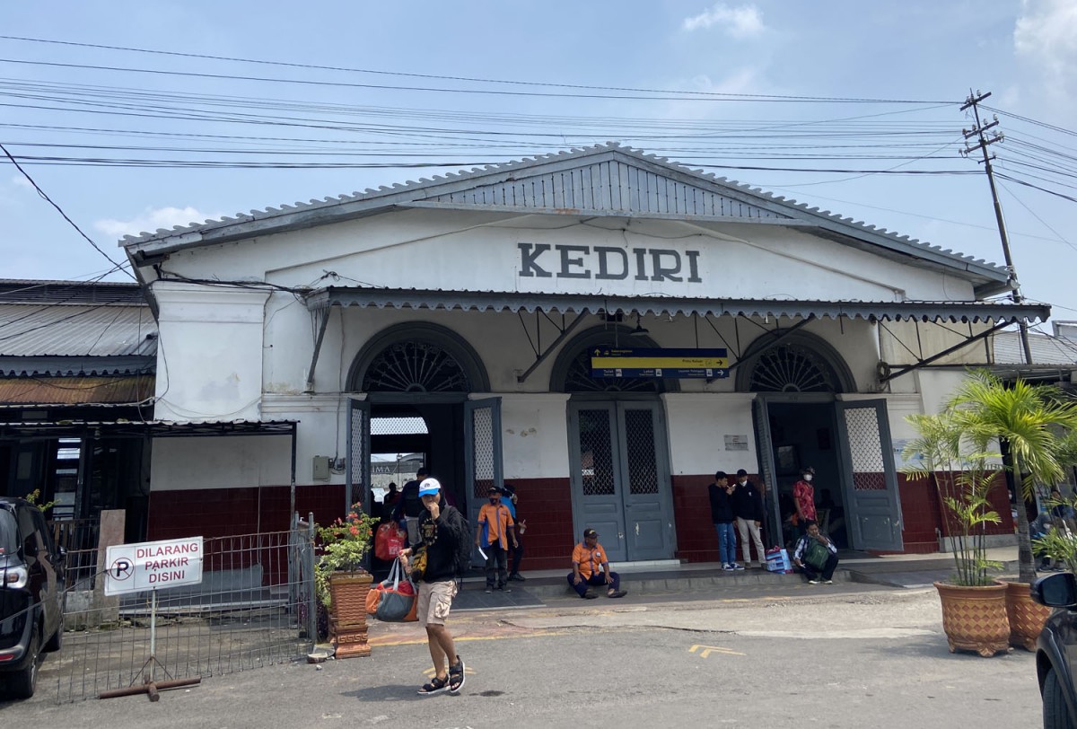 Penumpang keluar dari Stasiun Kediri (Foto: Yanuar Dedy/jatimnow.com)