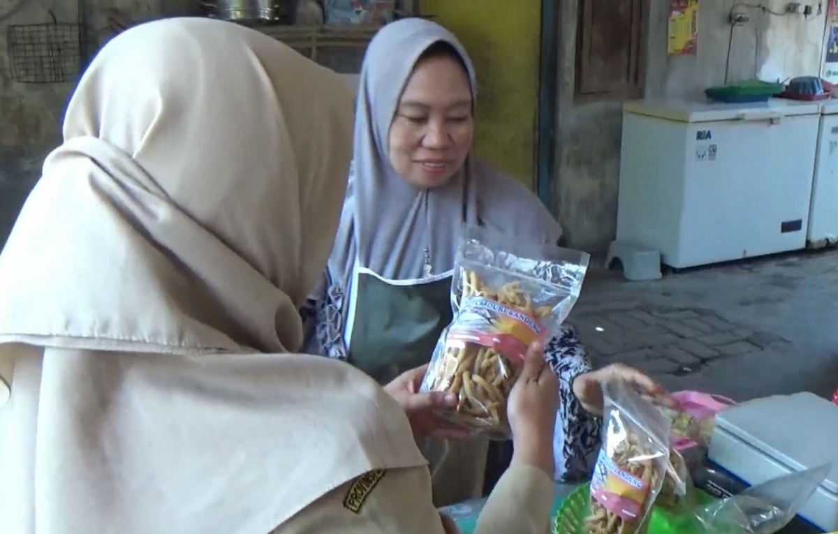 Produksi stik duri ikan bandeng di Kota Pasuruan (Foto-foto: Moch Rois/jatimnow.com)