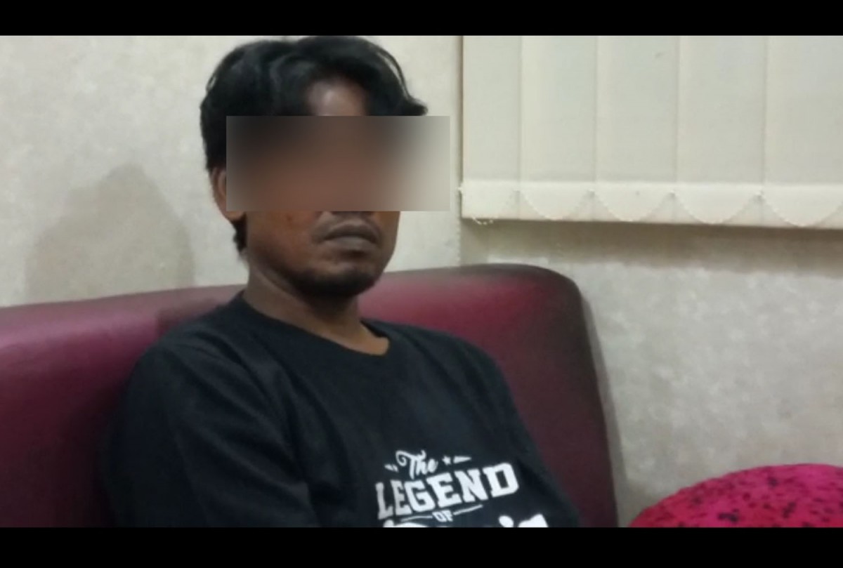 Suami yang membacok istrinya diamankan di Mapolsek Pungging (Foto: Hasan Assegaf for jatimnow.com)