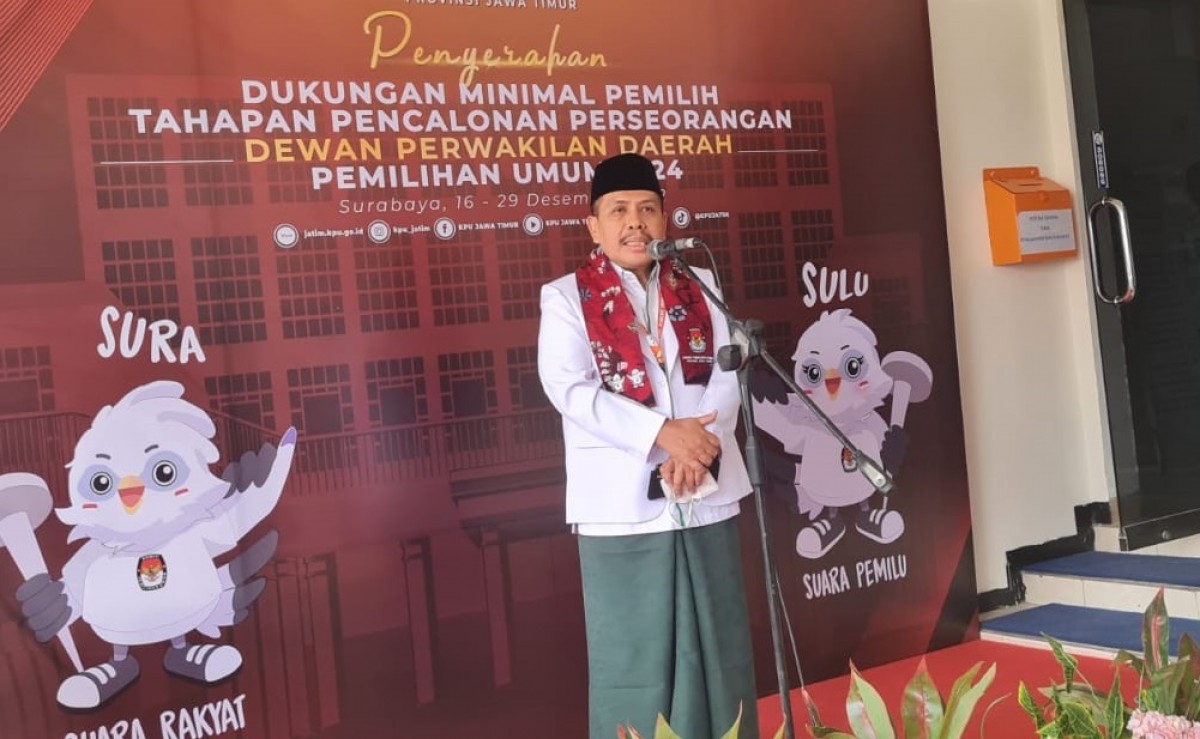 KH. Ahmad Sufiyaji mendaftar ke KPU Jatim. (Foto: Setya for jatimnow.com)