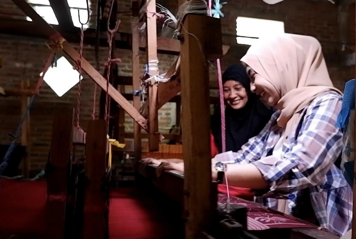 Proses pembuatan Kain Tenun Bandar Kidul Kota Kediri. (Foto: Yanuar Dedy/jatimnow.com)