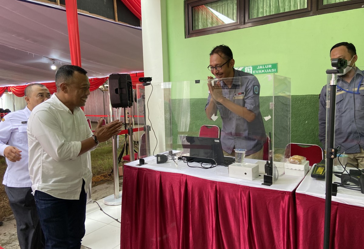 Bupati Ponorogo, Sugiri Sancoko saat didak di lokasi tes CAT PPPK Kesehatan (Foto: Ahmad Fauzani/jatimnow.com)