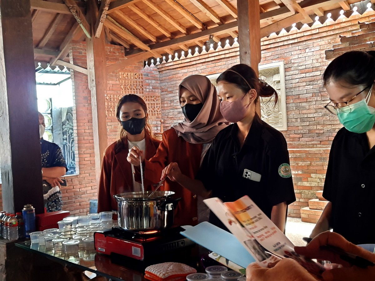 Tim Mahasiswa Prodi Biologi (berjas) dan Prodi Teknologi Pangan FTP UKWMS mendemokan pembuatan yoghurt