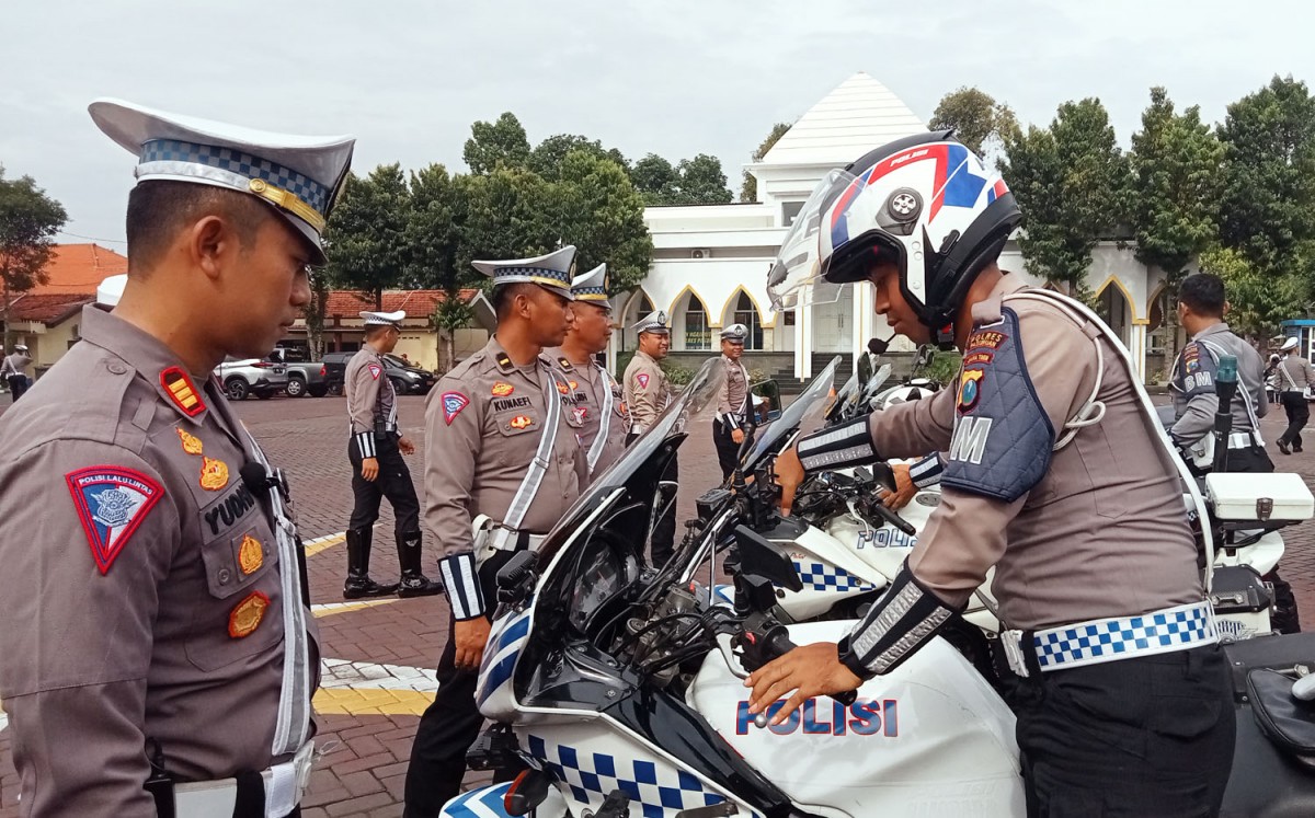Kasat Lantas Polres Pasuruan, AKP Yudhi Anugrah Putra mengecek kesiapan Tim Rajawali (Foto: Moch Rois/jatimnow.com)