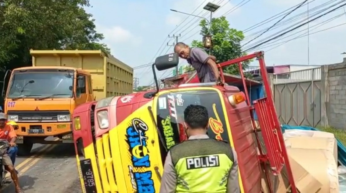 Sopir truk keluar dari kabin setelah terlibat kecelakaan dengan Ertiga. (Foto: Hasan Assegaf for jatimnow.com)