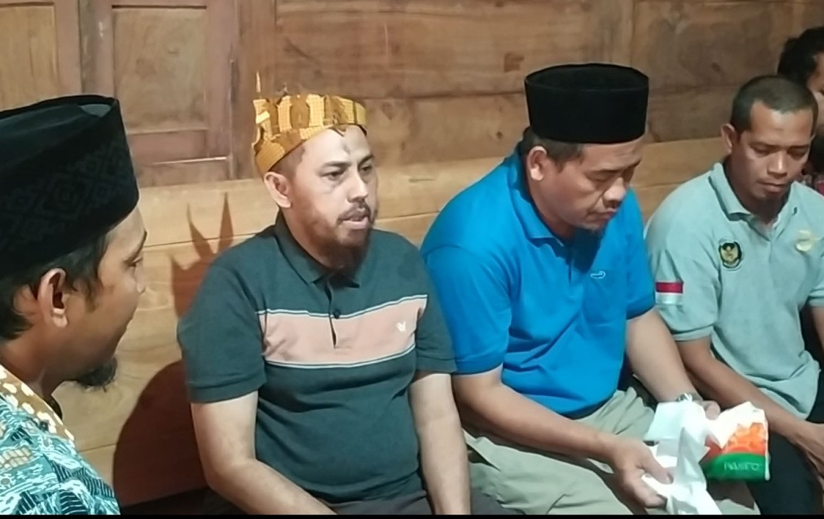 Ketua YLP Lamongan, Ali Fauzi saat mengambil tisu untuk mengusap air mata Umar Patek (Foto: Adyad Ammy Iffansah/jatimnow.com)