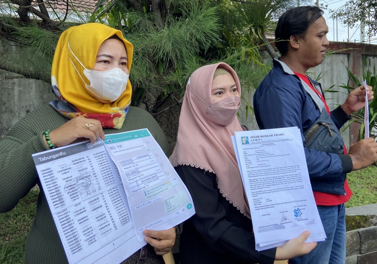 Peni (tengah) bersama para investor Sugih Berkah Trade (SBT). (Foto: Yanuar Dedy/jatimnow.com)