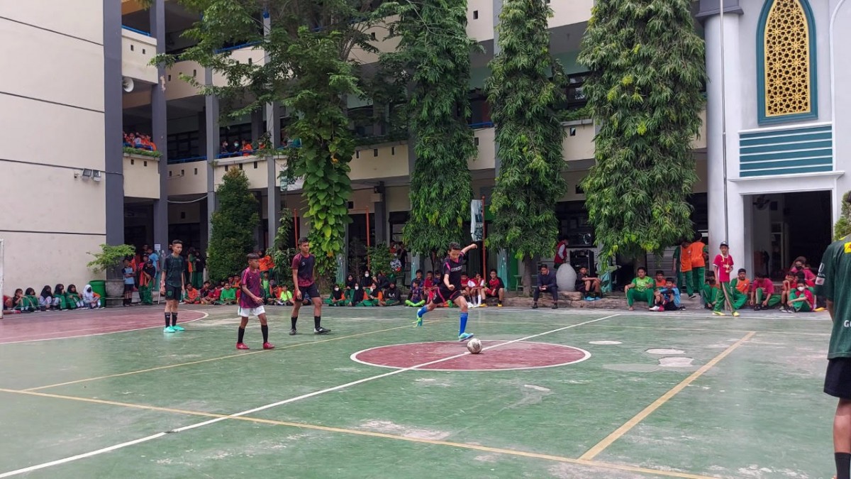 Salah satu pertandingan dalam kegiatan Class Meeting Lasfunter. (Foto: SMPN 19 for jatimnow.com)