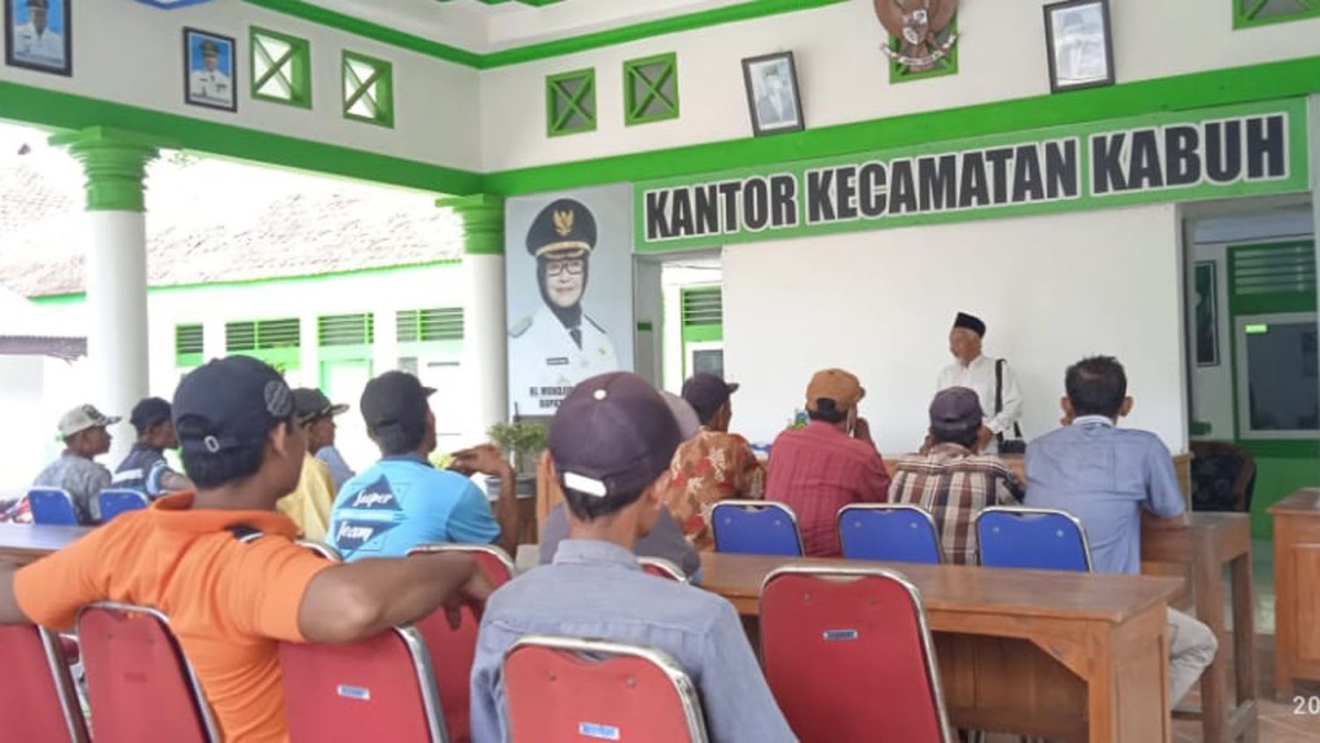 Warga saat mendatangi kantor Kecamatan Kabuh, Kabupaten Jombang beberapa waktu lalu (Foto: Elok Aprianto/jatimnow.com)