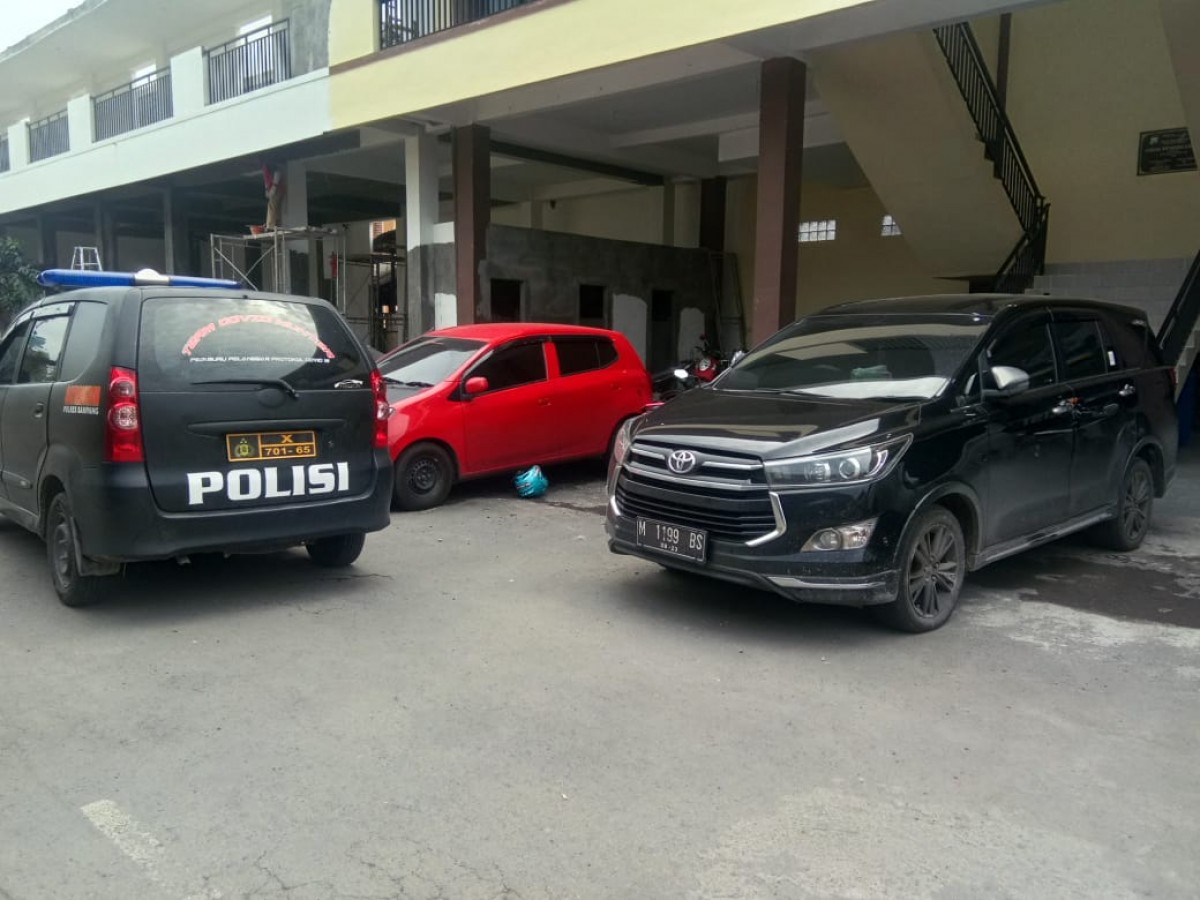 Mobil milik tersangka diamankan di Mapolres Sampang (Foto: Jamal for jatimnow.com)