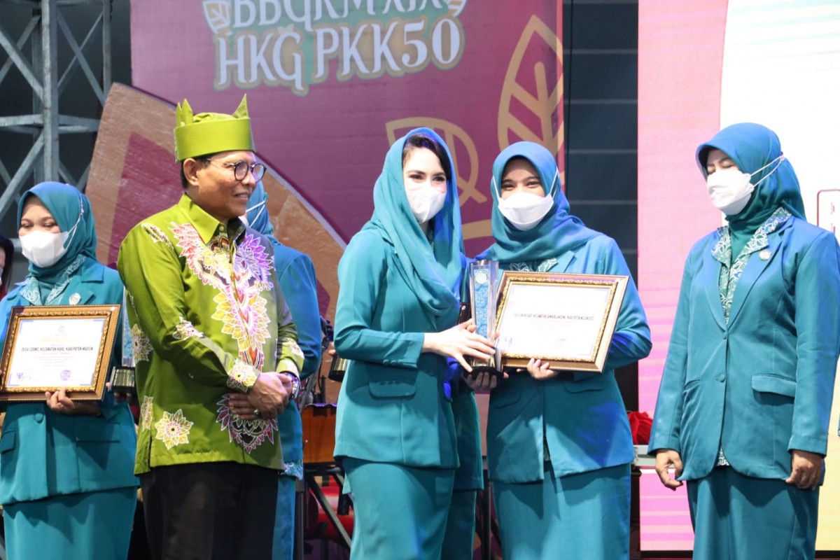 Ketua TP PKK Provinsi Jatim Arumi Bachsin Emil Dardak saat menyerahkan penghargaan kepada Ketua TP PKK Kabupaten Mojokerto Shofiya Hana Al Barraa. (Foto-foto: Diskominfo Kabupaten Mojokerto for jatimnow.com)