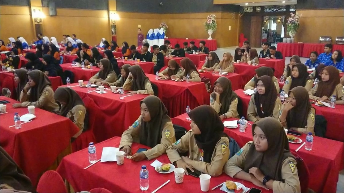 Pelajar yang menjadi peserta sosialisasi pengawasan partisipatif pemilu di Tulungagung. (foto: Bawaslu Tulungagung for jatimow.com)