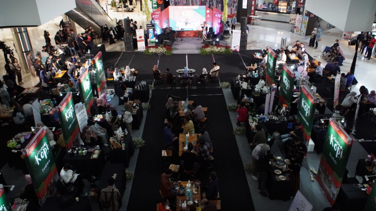Duel barista dalam festival kopi yang sebelumnya dibuka Wali Kota Mojokerto Ika Puspitasari bersama Kadiskopukmperindag Ani Wijaya. (Diskominfo Kota Mojokerto for jatimnow.com)