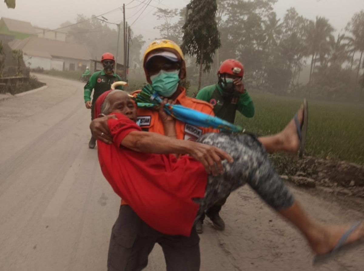 Tim SAR mengevakuasi warga saat Semeru erupsi, Sabtu (4/12/2022) - (Foto: BNPB)