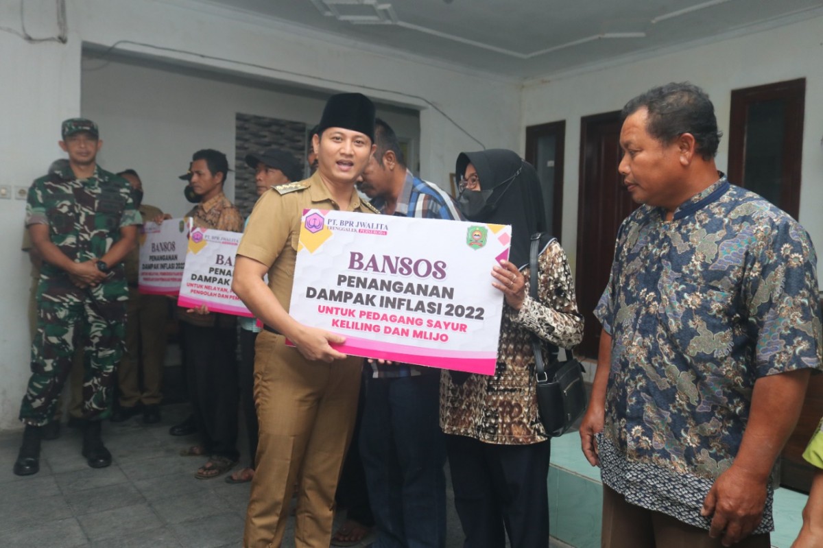 Bupati Trenggalek, Mochamad Nur Arifin (Mas Ipin) saat membagikan bantuan sosial (Foto: Dok. Kominfo Trenggalek)