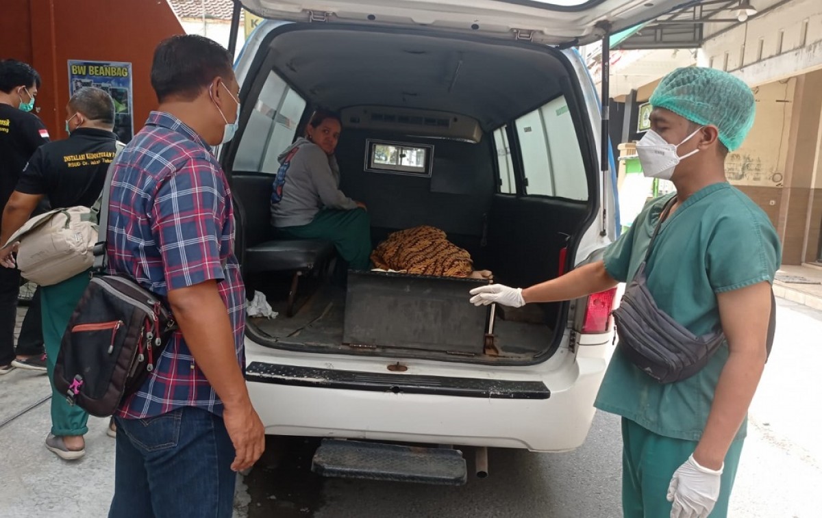 Polisi saat melakukan memeriksa kondisi jenazah tukang becak. (Foto: Polres Tulungagung)