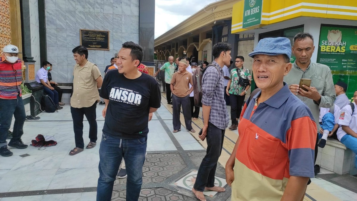 Salah satu jamaah Masjid Agung Jombang yang sepatunya hilang digondol maling. (Foto: Elok Aprianto/jatimnow.com)