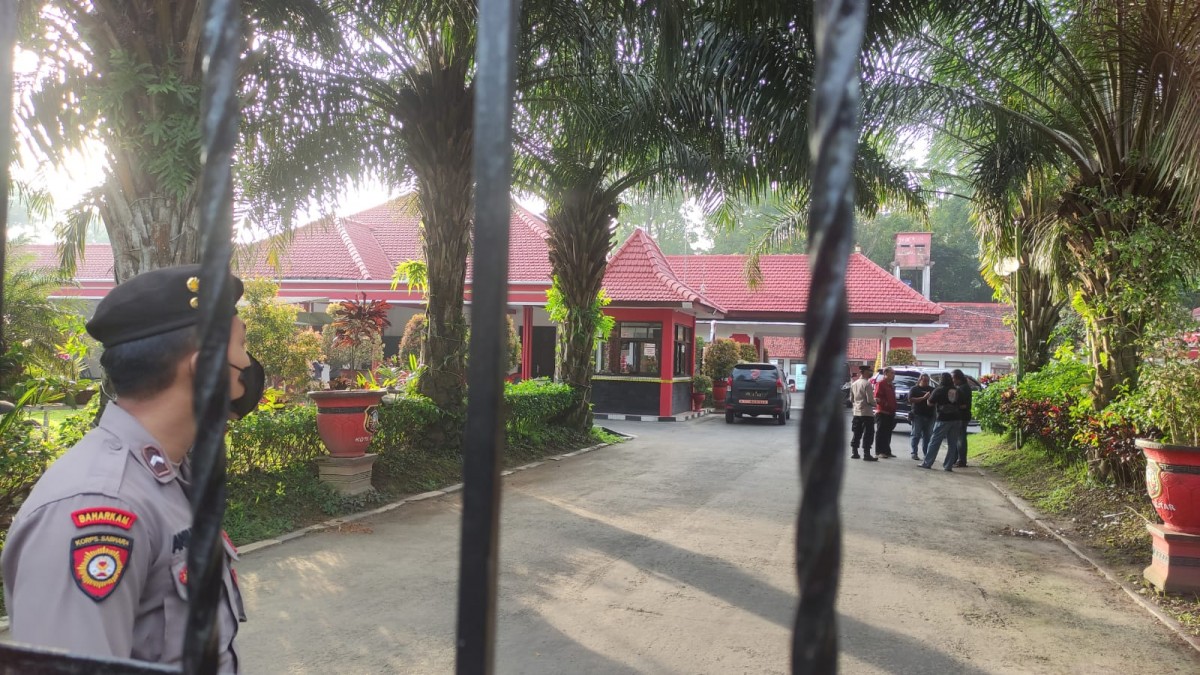 Polisi berjaga di rumah dinas Wali Kota Blitar. (foto: Bramanta Pamungkas/jatimnow.com)