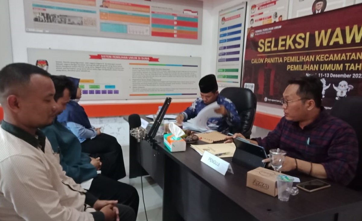 Salah satu pelaksanaan wawancara calon anggota PPK. (Foto: Humas KPU Jatim)