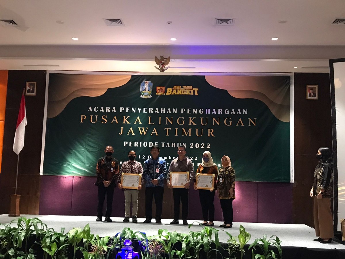 BSI saat mendapat penghargaan dari DLH Jatim di Surabaya (Foto: PT BSI for jatimnow.com)
