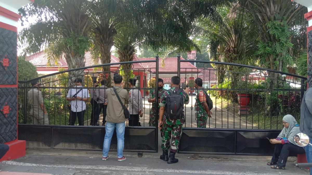 Petugas menjaga pintu gerbang Rumah Dinas Wali Kota Blitar dan melarang masuk orang yang tidak punya kepentingan. (foto-foto: Bramanta Pamungkas-Yanuar Deddy/jatimnow.com)