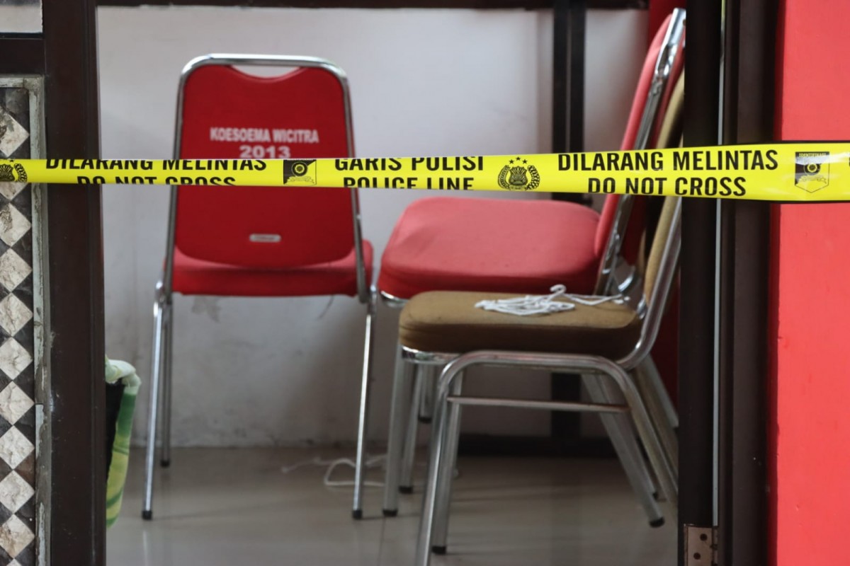 Police line dipasang di Rumdin Wali Kota Blitar. (Foto: Yanuar Dedi/jatimnow.com)