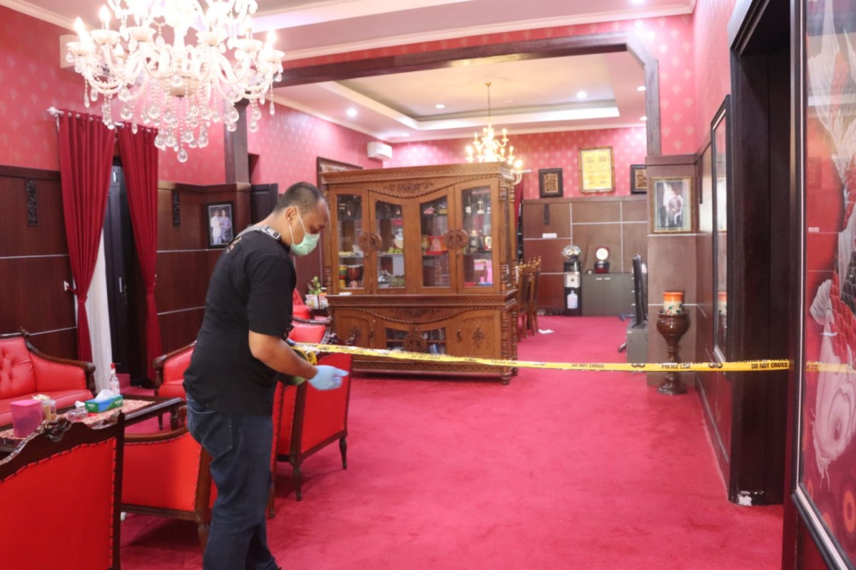 Petugas memasang garis polisi untuk melakukan pemeriksaan di Rumah Dinas Wali Kota Blitar yang disatroni perampok, Senin (12/12/2022) dini hari. (foto-foto: yanuar Deddy jatimnow.com)