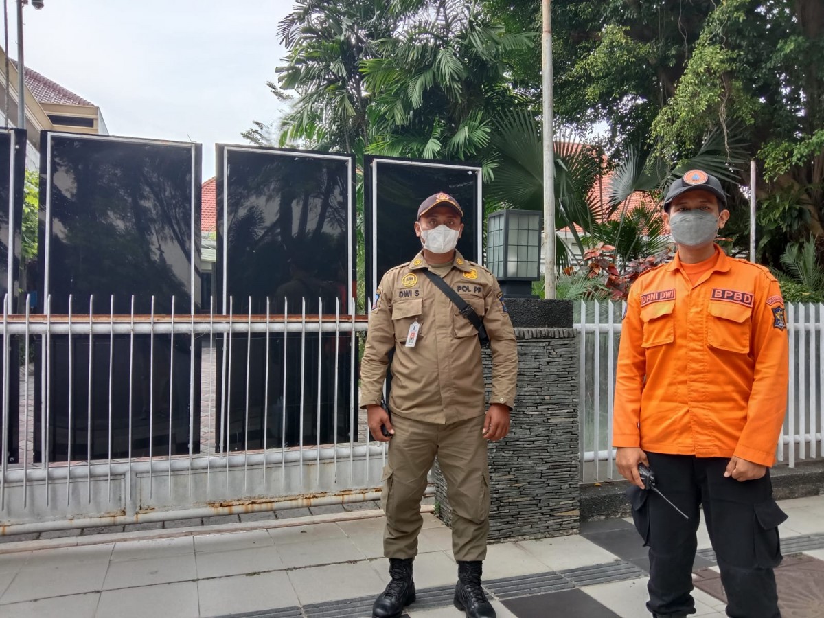 Petugas menjaga rumah dinas Walikota Surabaya (Foto-foto: Rama Indra/jatimnow.com)