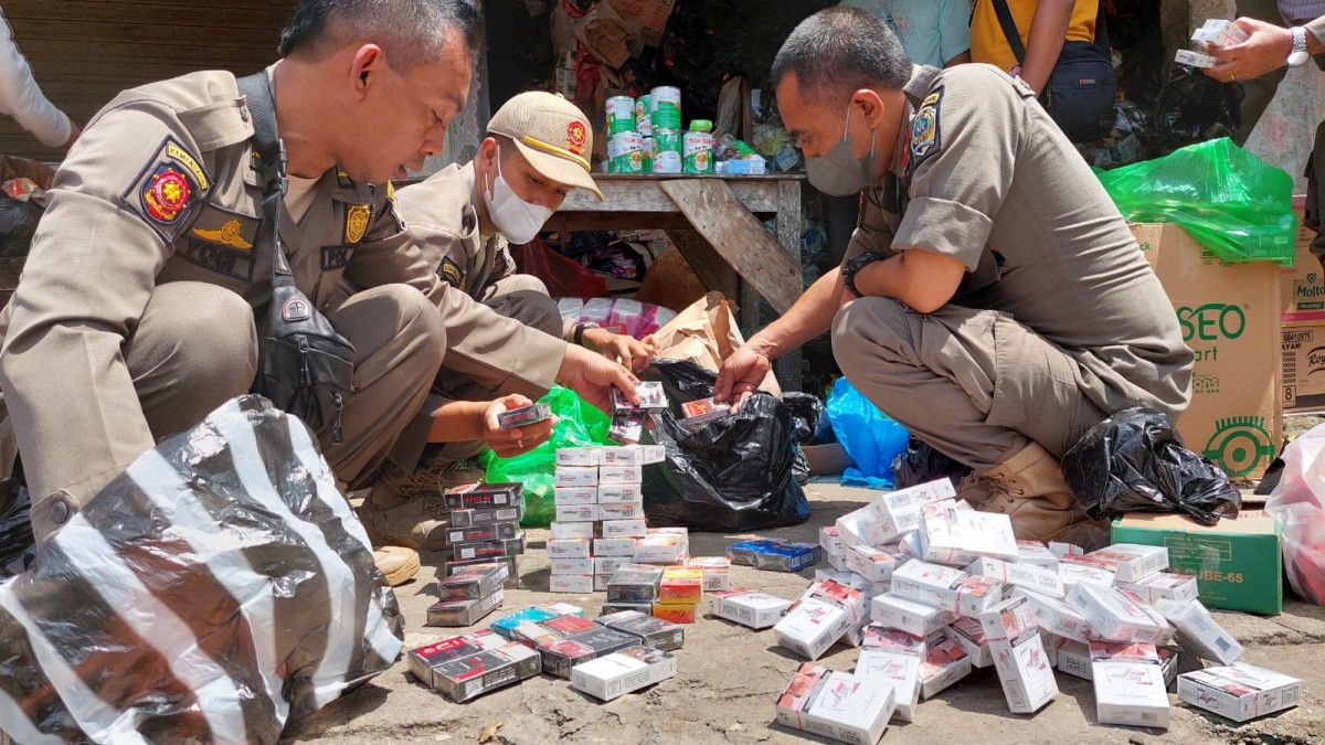 Petugas saat melakukan razia rokok ilegal (Foto-foto: Dok. Satpol PP Tulungagung)