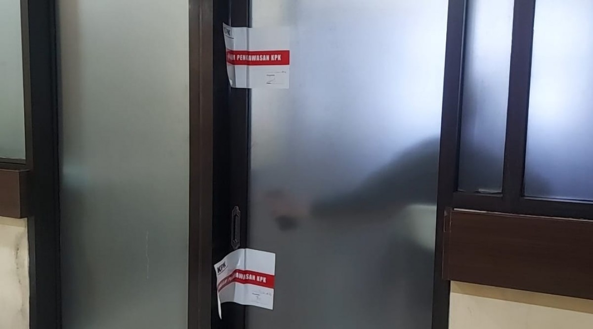 Salah satu ruang yang disegel KPK. (foto: Ni'am Kurniawan/jatimnow.com)