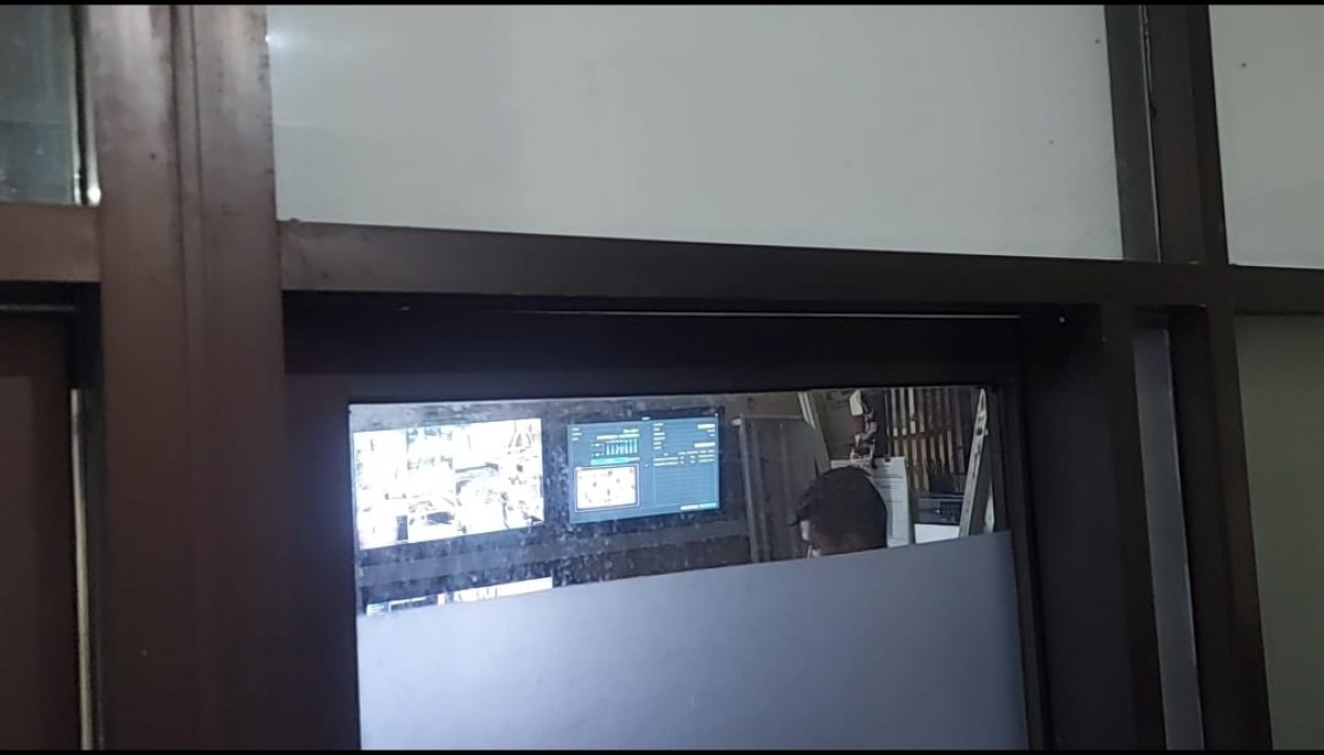 KPK saat menggeledah CCTV. (foto: Ni'am Kurniawan/jatimow.com)