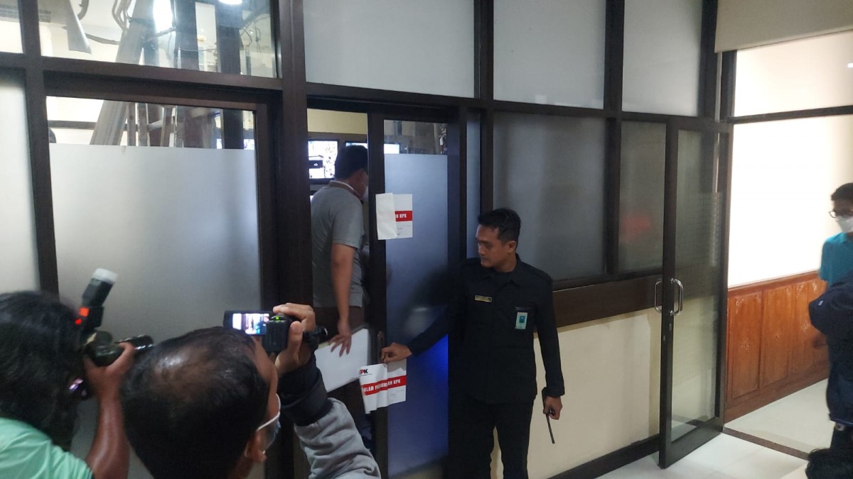Pamdal DPRD Jatim mengamankan proses pemeriksaan anggota KPK menggeledah ruang CCTV di Gedung DPRD Jatim. (foto-foto: Ni'am Kurniawan/jatimnow.com)