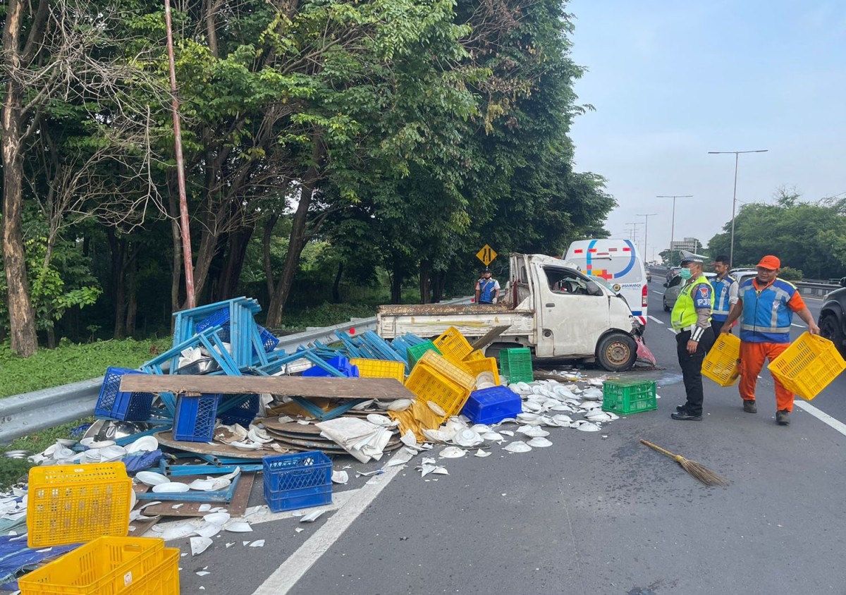 Pikap yang terguling di Tol Gunungsari, Surabaya (Foto: Sat PJR Polda Jatim for jatimnow.com)